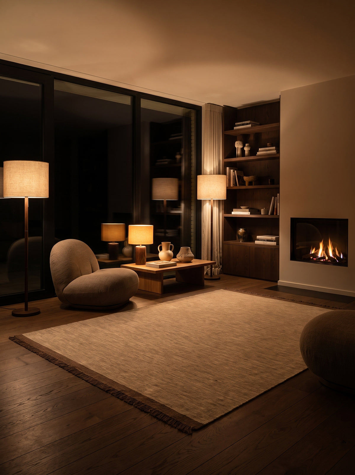 Beige en bruin, dit getextureerde wollen vloerkleed met franjes verwarmt een elegante woonkamer bij nacht