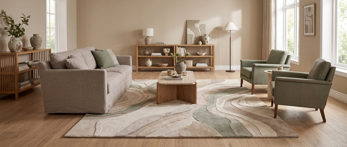 Laine sculptée beige, taupe et vert sauge, en relief de bandes fluides sur ce tapis rectangulaire dans un salon