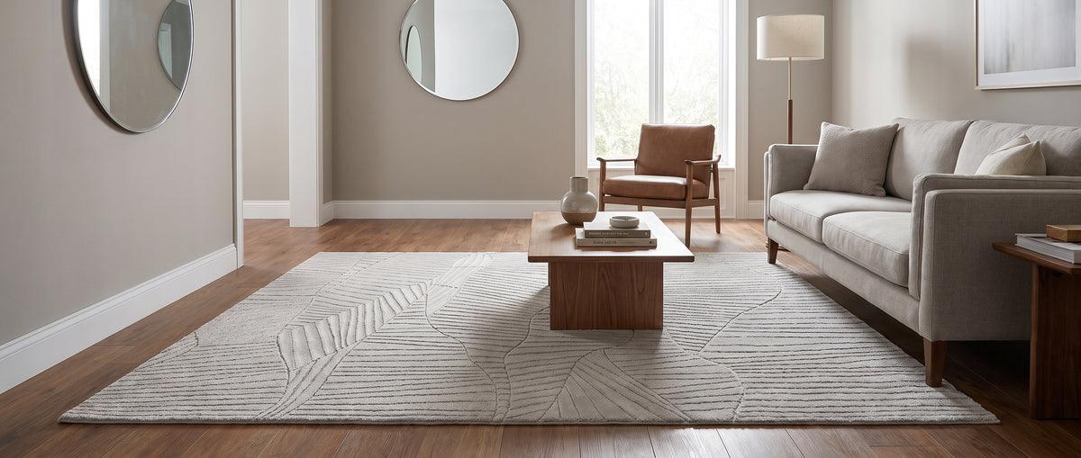 La texture sculptée de ce tapis en laine beige grège dessine des motifs organiques dans un salon contemporain