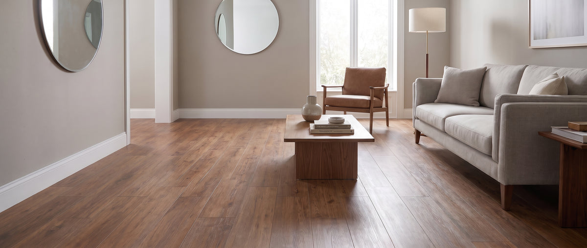Pièce sans tapis : un salon moderne avec parquet en bois, canapé beige, fauteuil en cuir et table basse en bois