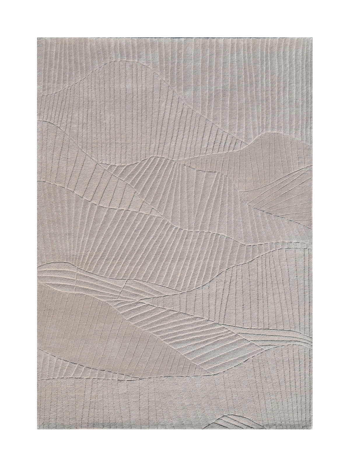 Sur fond blanc, ce tapis de laine beige grège arbore des motifs abstraits de lignes sculptées