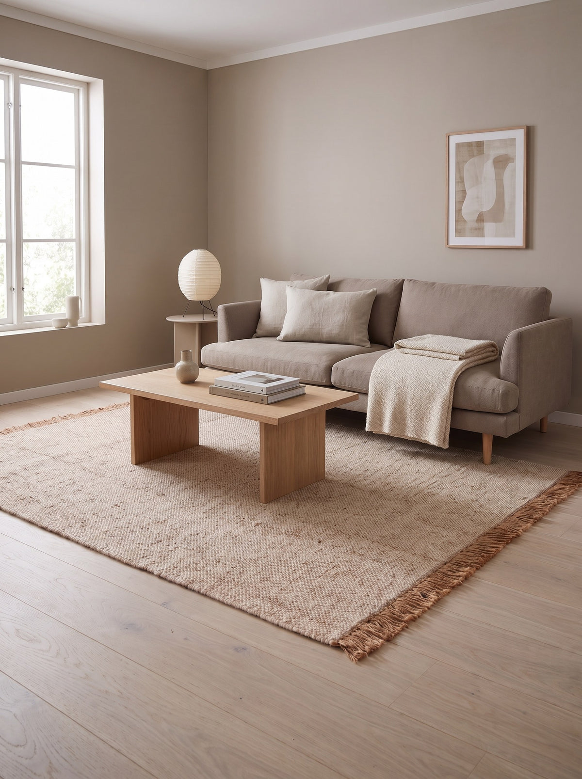 Wollteppich Naturbeige - Frangia im Wohnzimmer einer Wohnung im Japandi-Stil mit gekalkten Eichendielen
