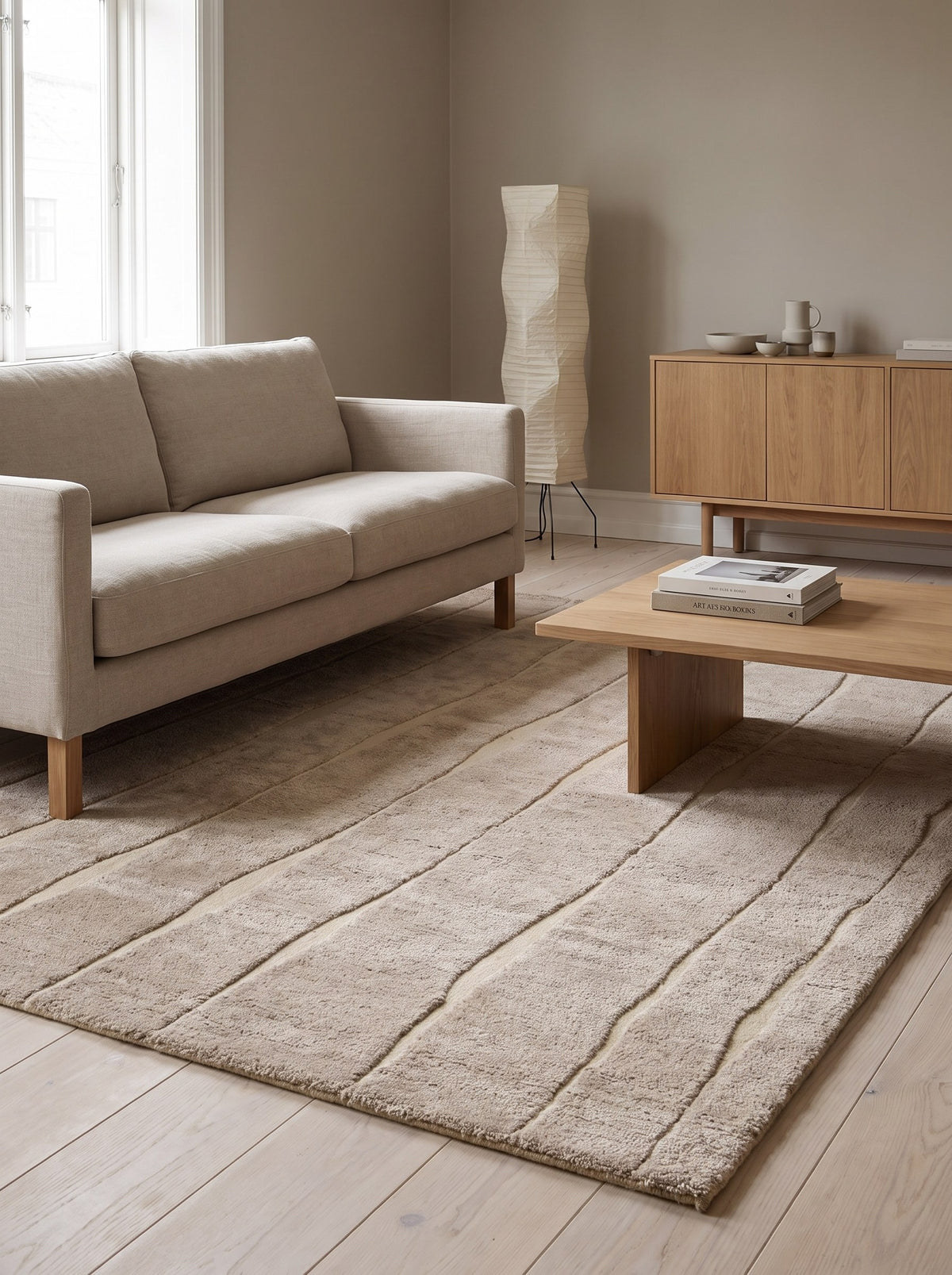 Wollen vloerkleed Rozé-beige - Solco in de woonkamer van een appartement in japandistijl met een gebleekte eiken vloer
