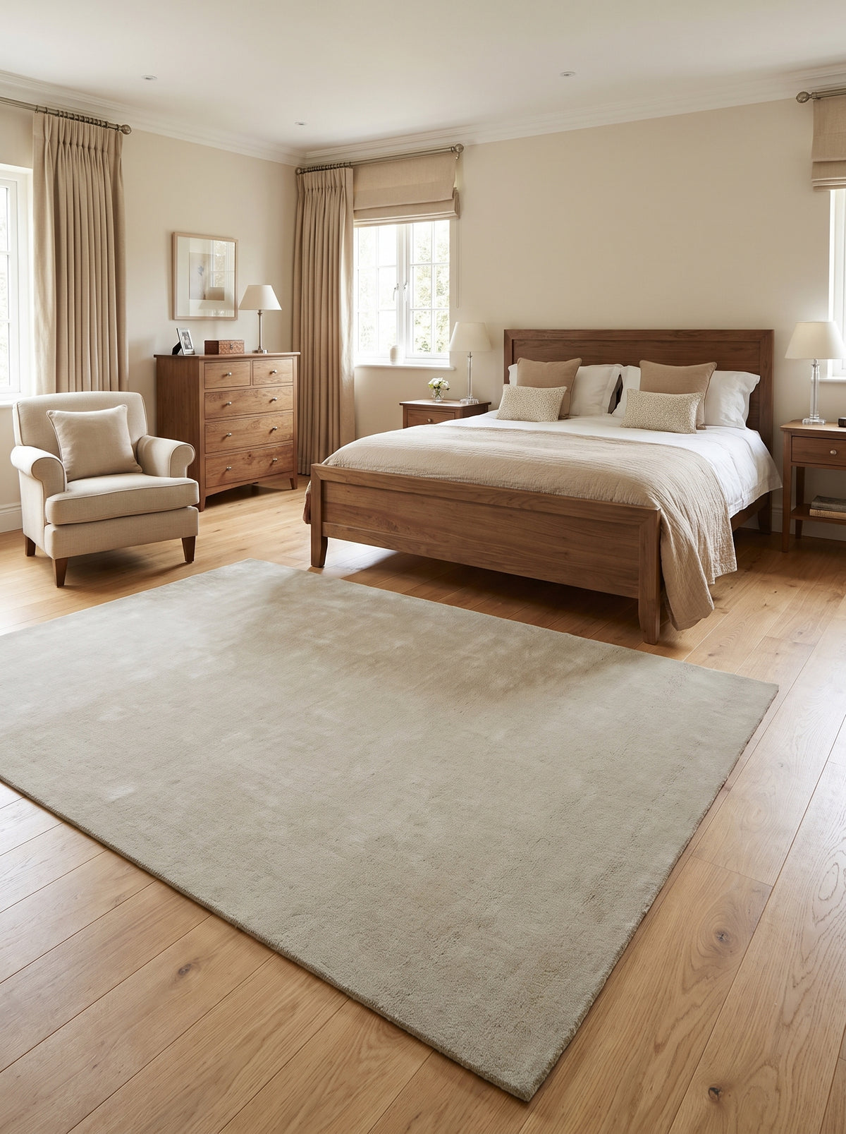 Dans une chambre chaleureuse, un tapis rectangulaire en laine beige sable fait main habille le parquet de sa texture douce