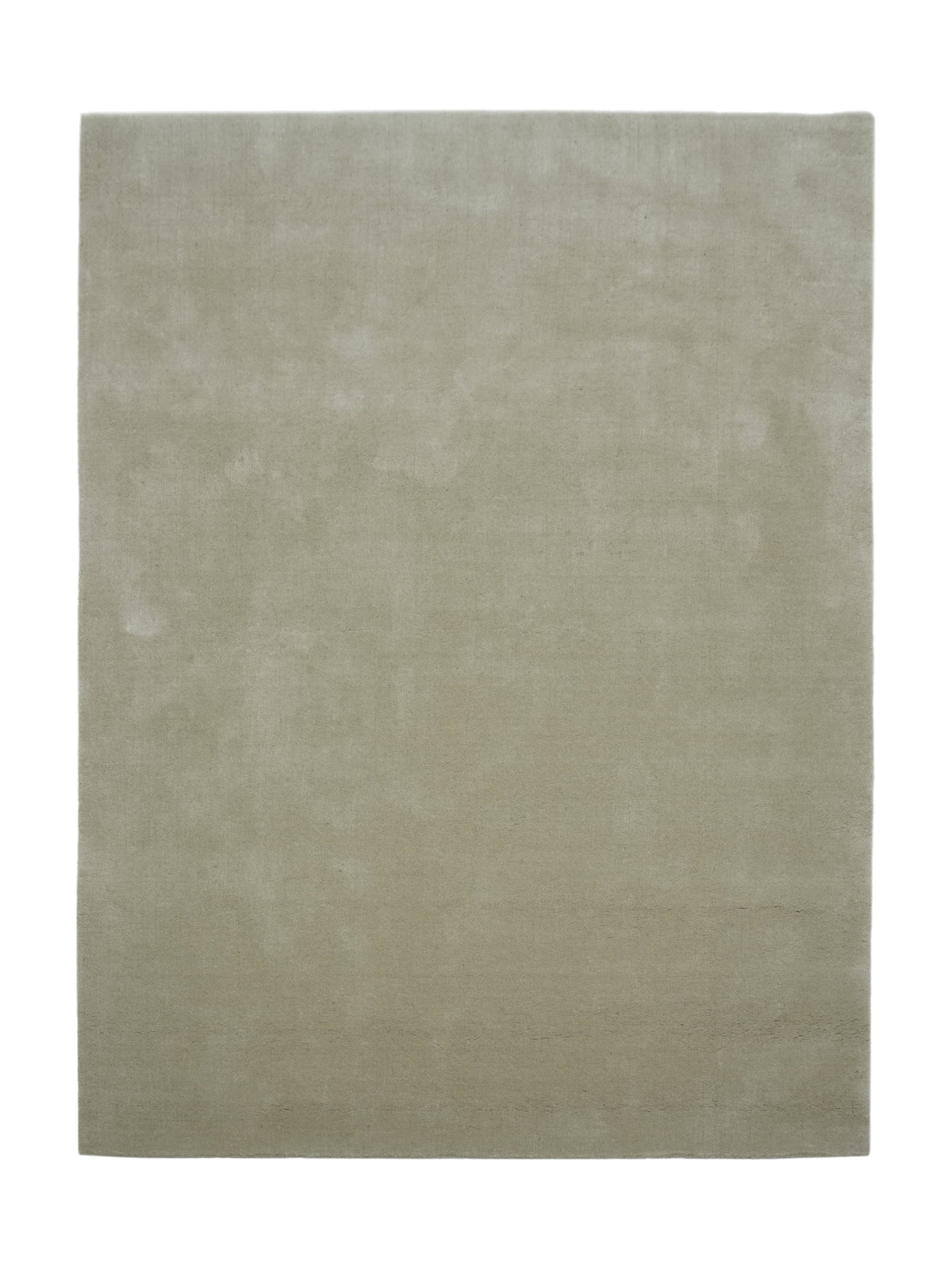 Fait main, ce tapis rectangulaire en laine beige sable présente une texture unie et moelleuse
