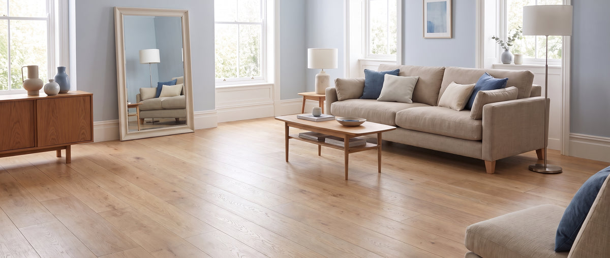 Sol parquet clair d'un salon moderne aux murs bleu pâle, canapé beige et mobilier bois, une pièce sans tapis