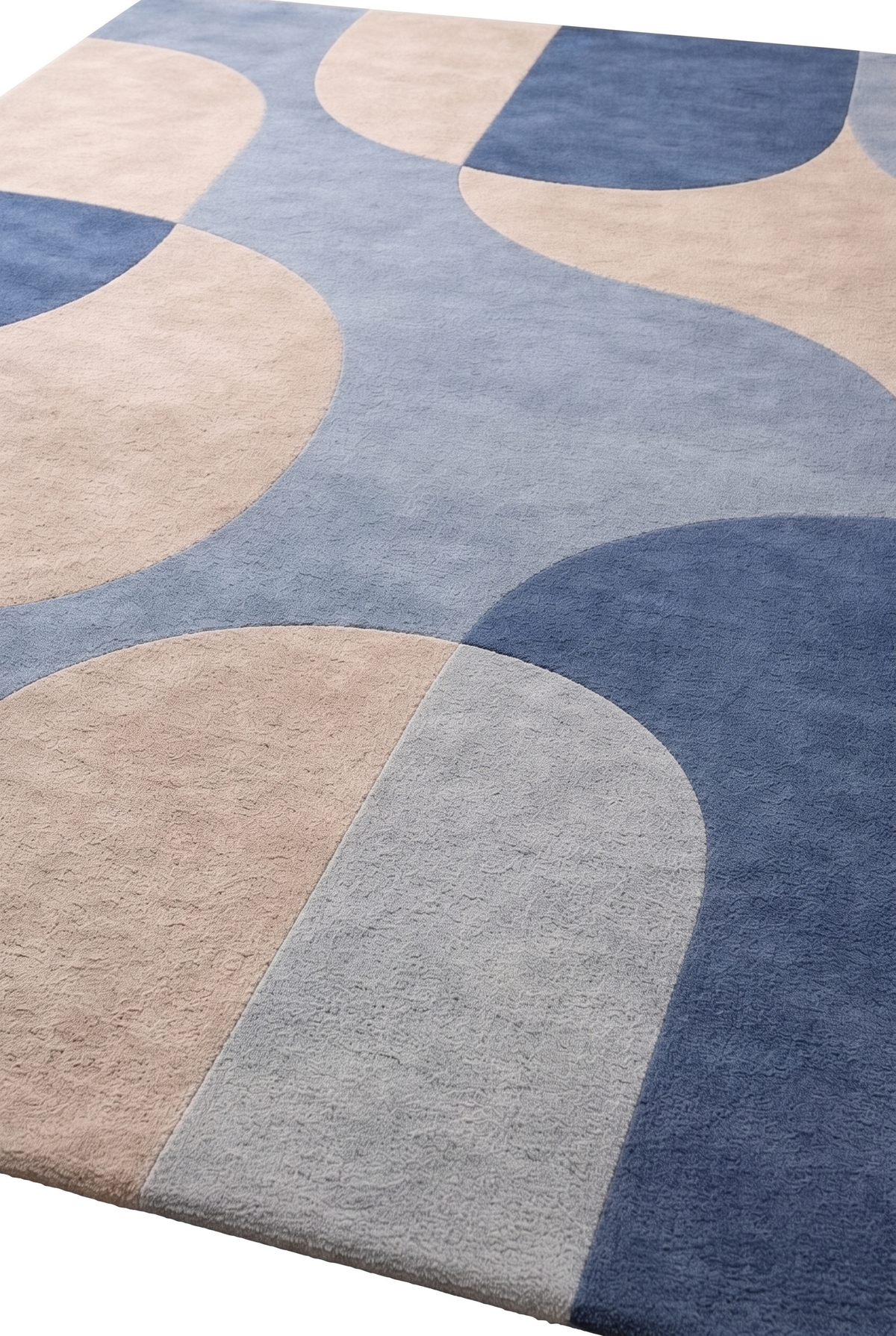 La laine touffetée révèle la texture du velours coupé aux courbes beiges et bleues entrelacées