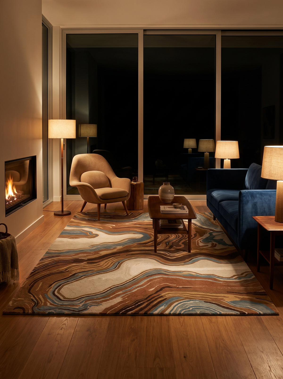 Laine bouclée aux motifs onduleux de bruns, terracotta, crème et bleu, illuminant un salon nocturne