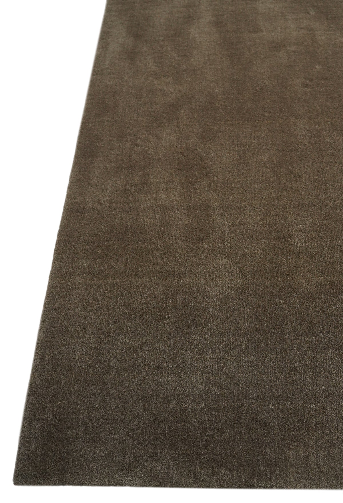 La laine fait main de ce tapis brun foncé offre un velours dense et des reflets de texture profonds
