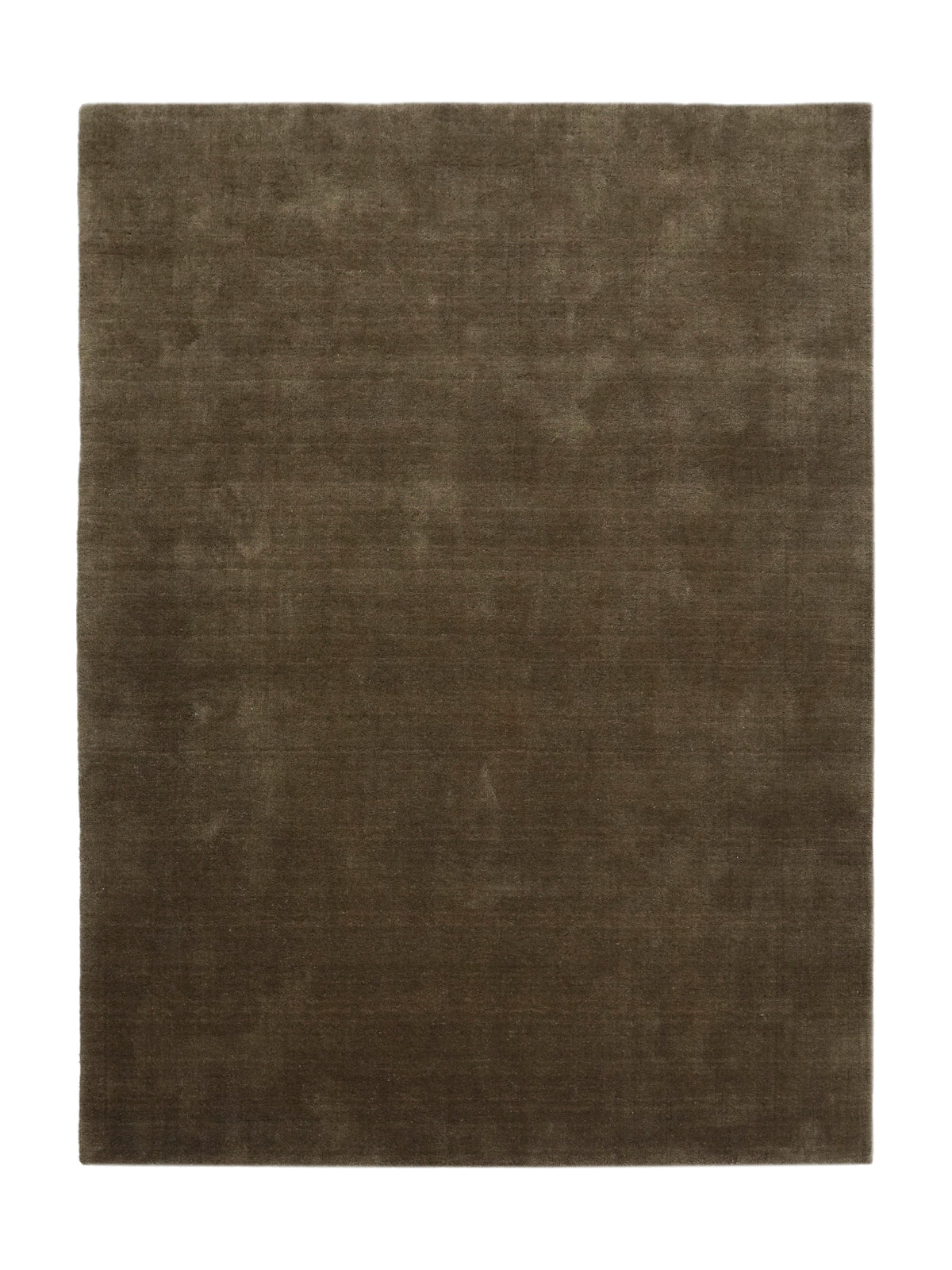 Au velours brun foncé, ce tapis rectangulaire en laine fait main capte la lumière avec subtilité