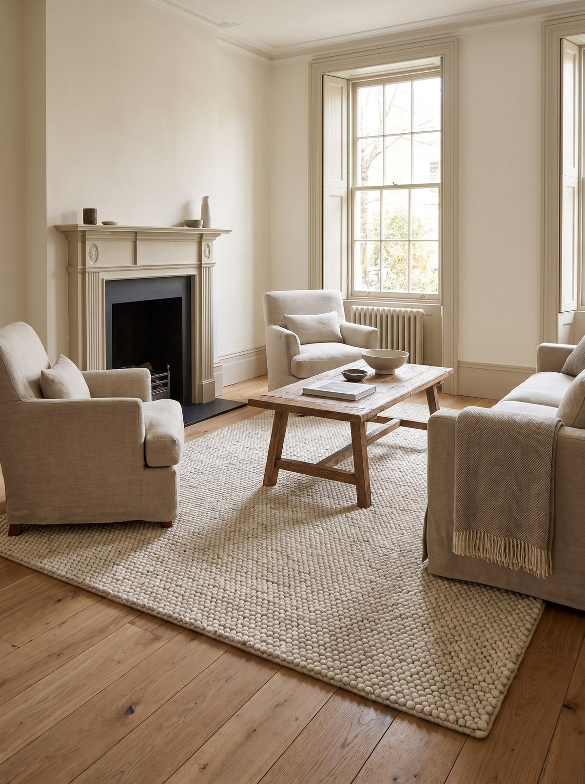 Wollteppich Naturbeige - Ciottolo mitten im Wohnzimmer eines renovierten Stadthauses, auf breiten Eichendielen