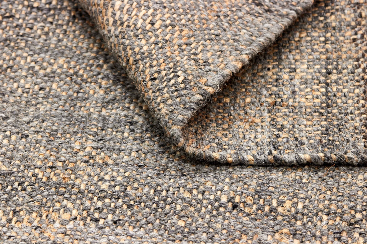 Mid Grey 100% Wool Rug - Frangia, close-up of the material