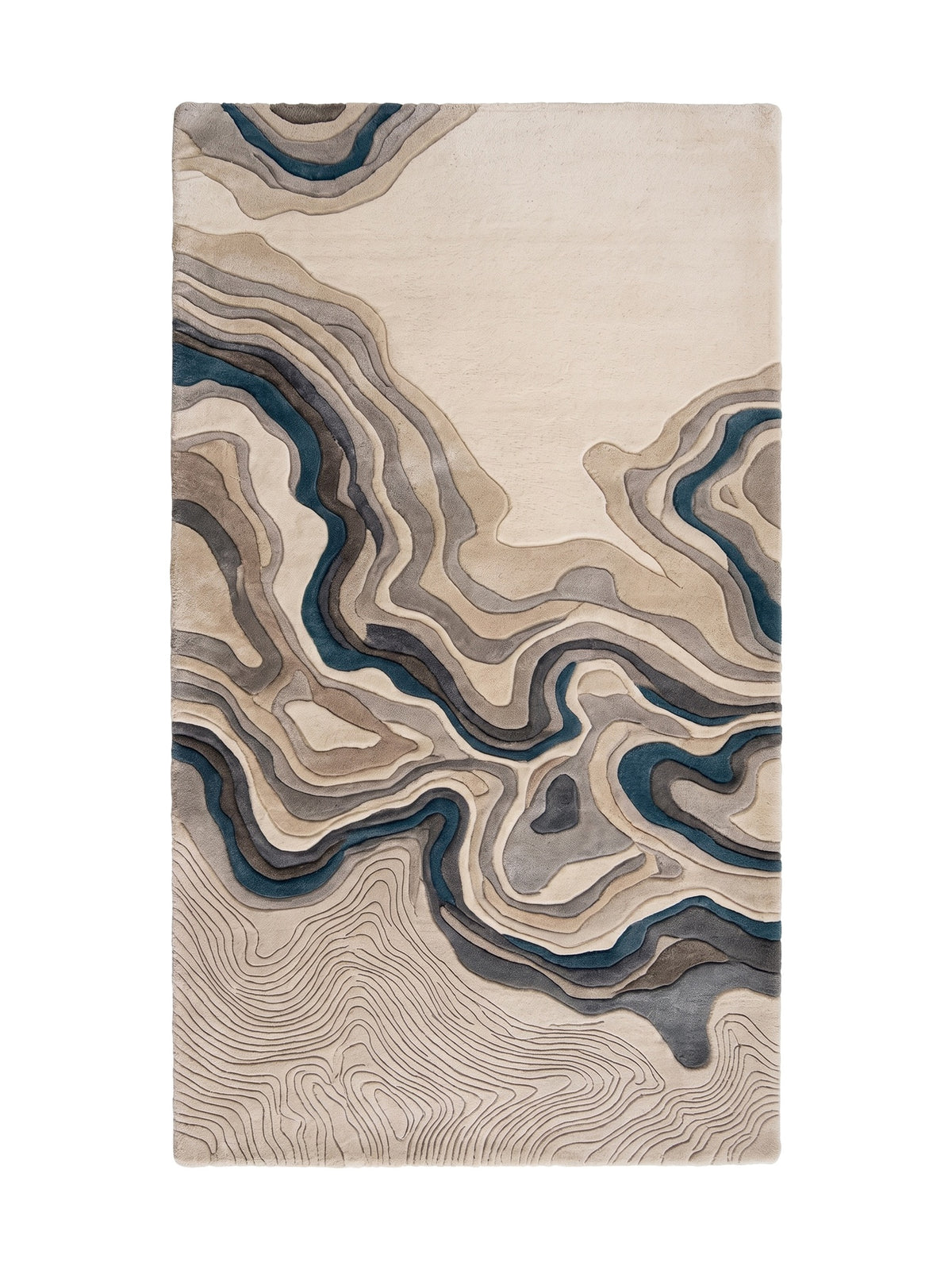 Un motif de strates topographiques sculpte ce tapis rectangulaire en laine aux tons ivoire, beige et bleu