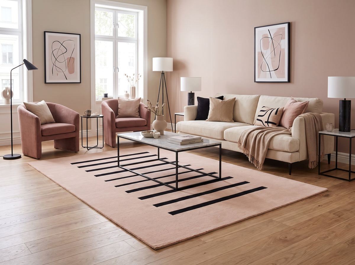 Tapis fait main en laine rose poudré, aux lignes noires asymétriques, dans un salon contemporain