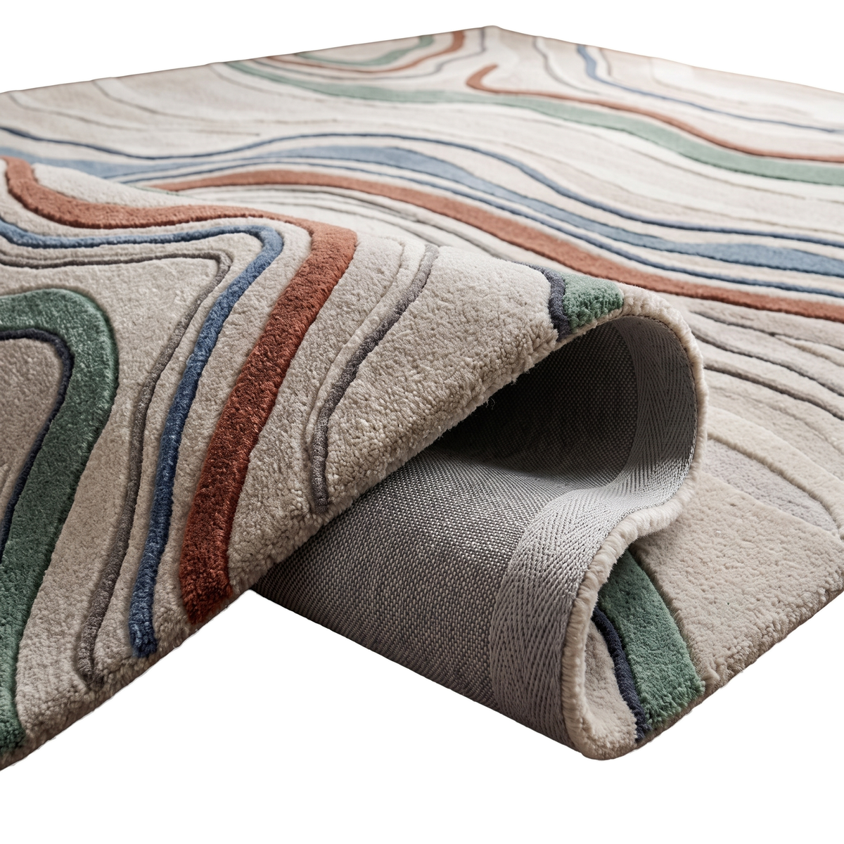 Enroulée, la laine tuftée ivoire et terracotta dévoile son envers tissé gris et son relief sculpté