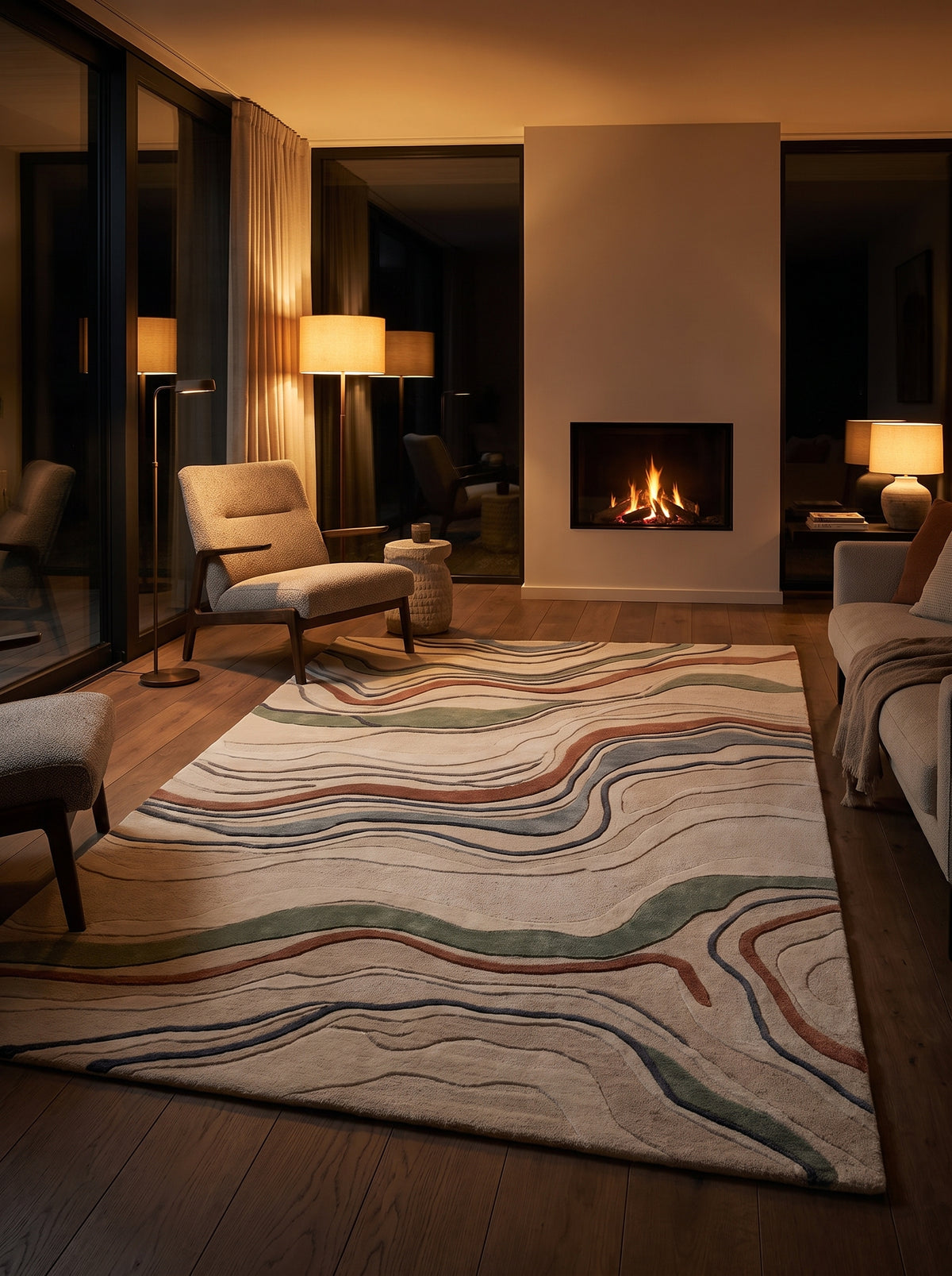 Tapis rectangulaire en laine tuftée ivoire, motifs ondulants sculptés terracotta, vert sauge et bleu, dans un salon