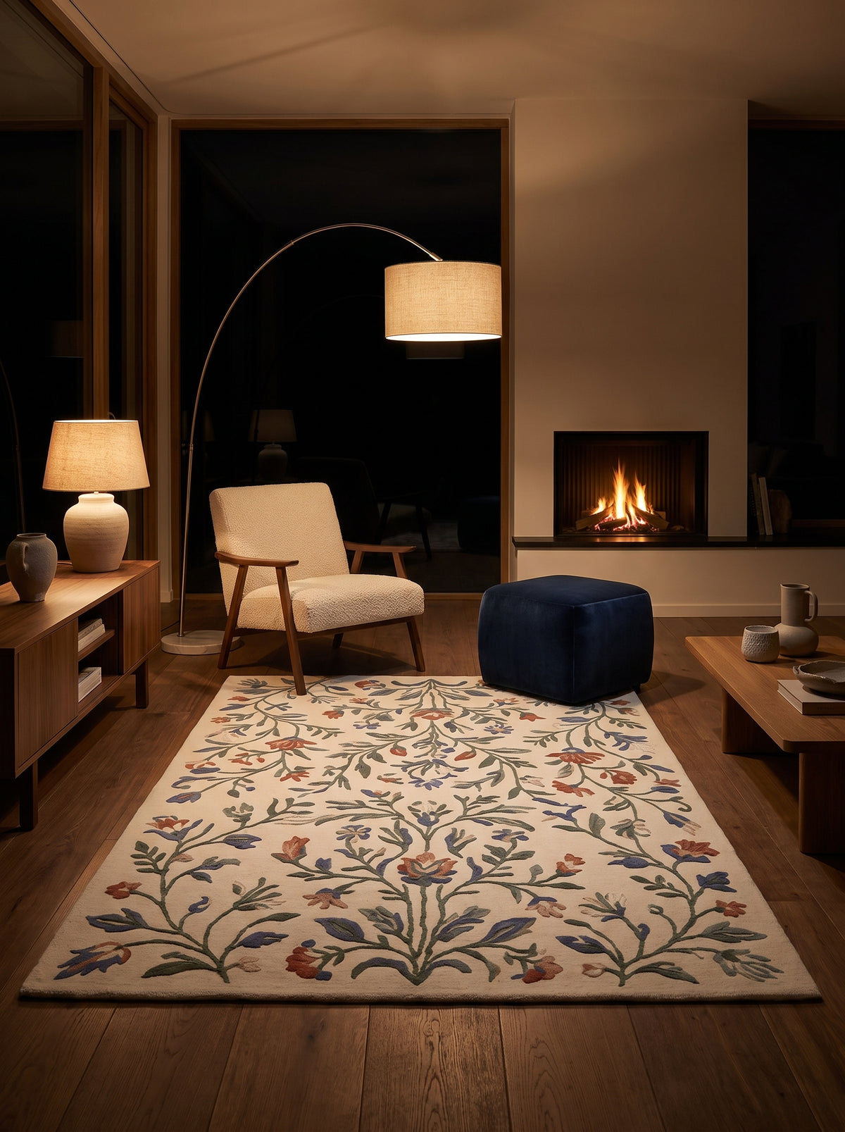 Des motifs floraux ramifiés aux nuances naturelles ornent ce tapis en laine ivoire à poil coupé, au sol d'un salon