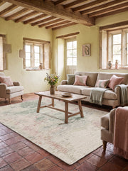 Wollteppich Pastell-Elfenbein - Fronda im Wohnzimmer eines renovierten Bauernhauses mit alten Terrakottafliesen