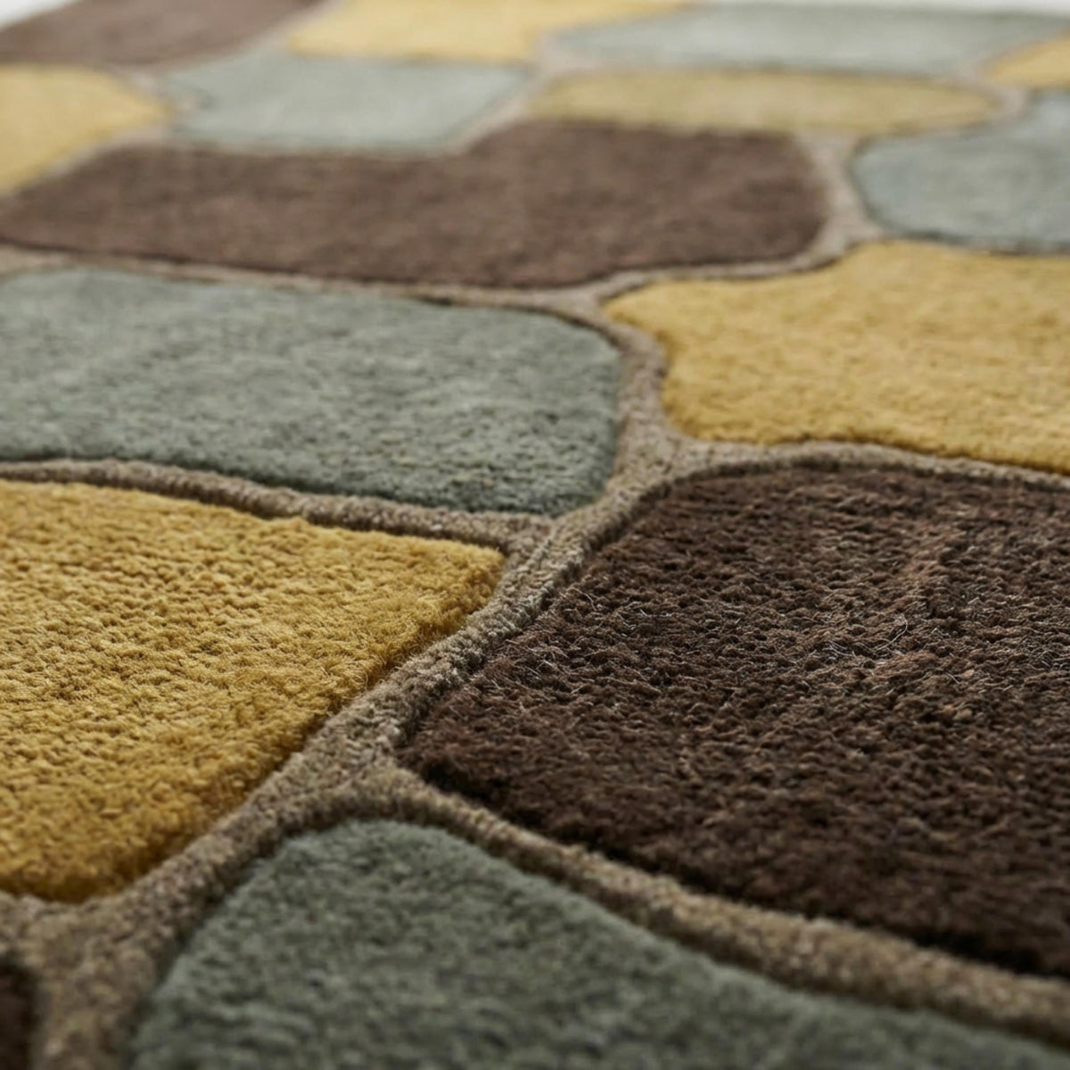 Motif sculpté de laine tuftée main, blocs moelleux ocre, vert sauge et marron, avec des lignes taupe en relief