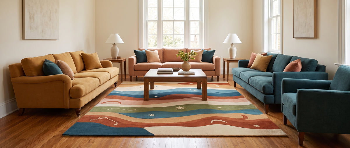Dans un salon lumineux, un tapis en laine tuftée main aux motifs d'ondes célestes sculptés et aux couleurs vives