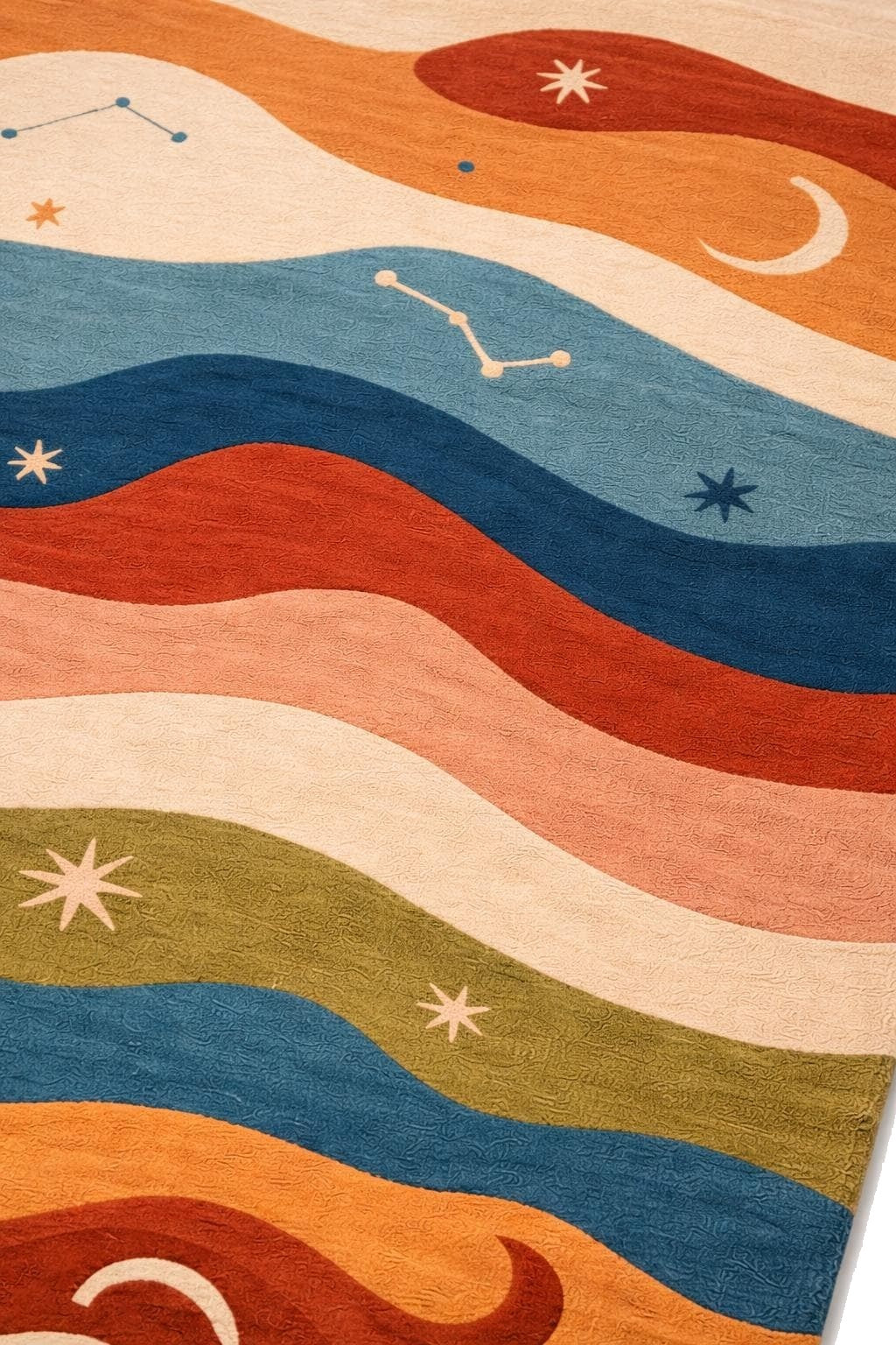 Relief des ondes et motifs célestes d'un tapis en laine multicolore, la sculpture des fibres est visible de près