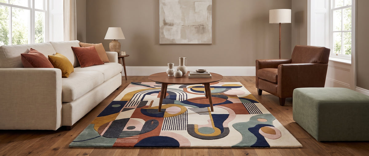 Une composition géométrique d'arcs et cercles en laine tuftée multicolore, égayant un salon moderne