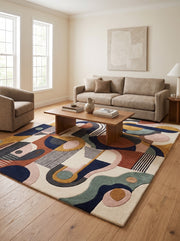 Laine tuftée multicolore, ce tapis rectangulaire présente des motifs géométriques d'arcs et rayures dans un salon clair