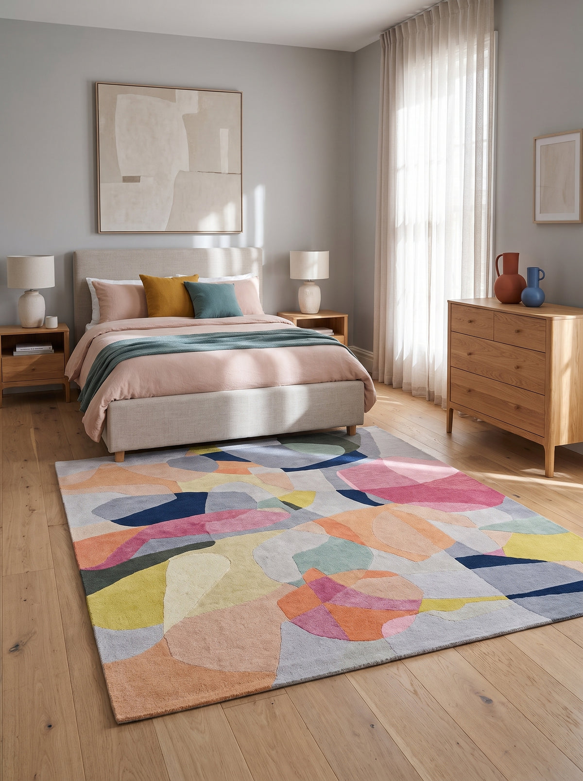 Laine multicolore aux motifs abstraits et organiques anime ce tapis rectangulaire fait main dans une chambre lumineuse