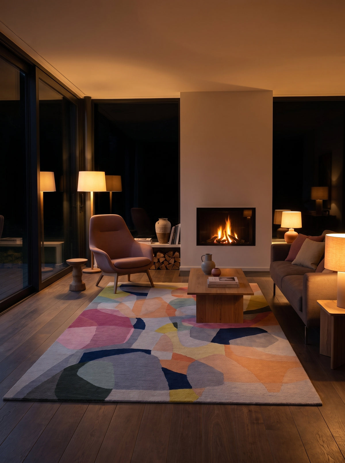 Motifs abstraits multicolores et formes organiques animent ce tapis rectangulaire en laine fait main dans un salon