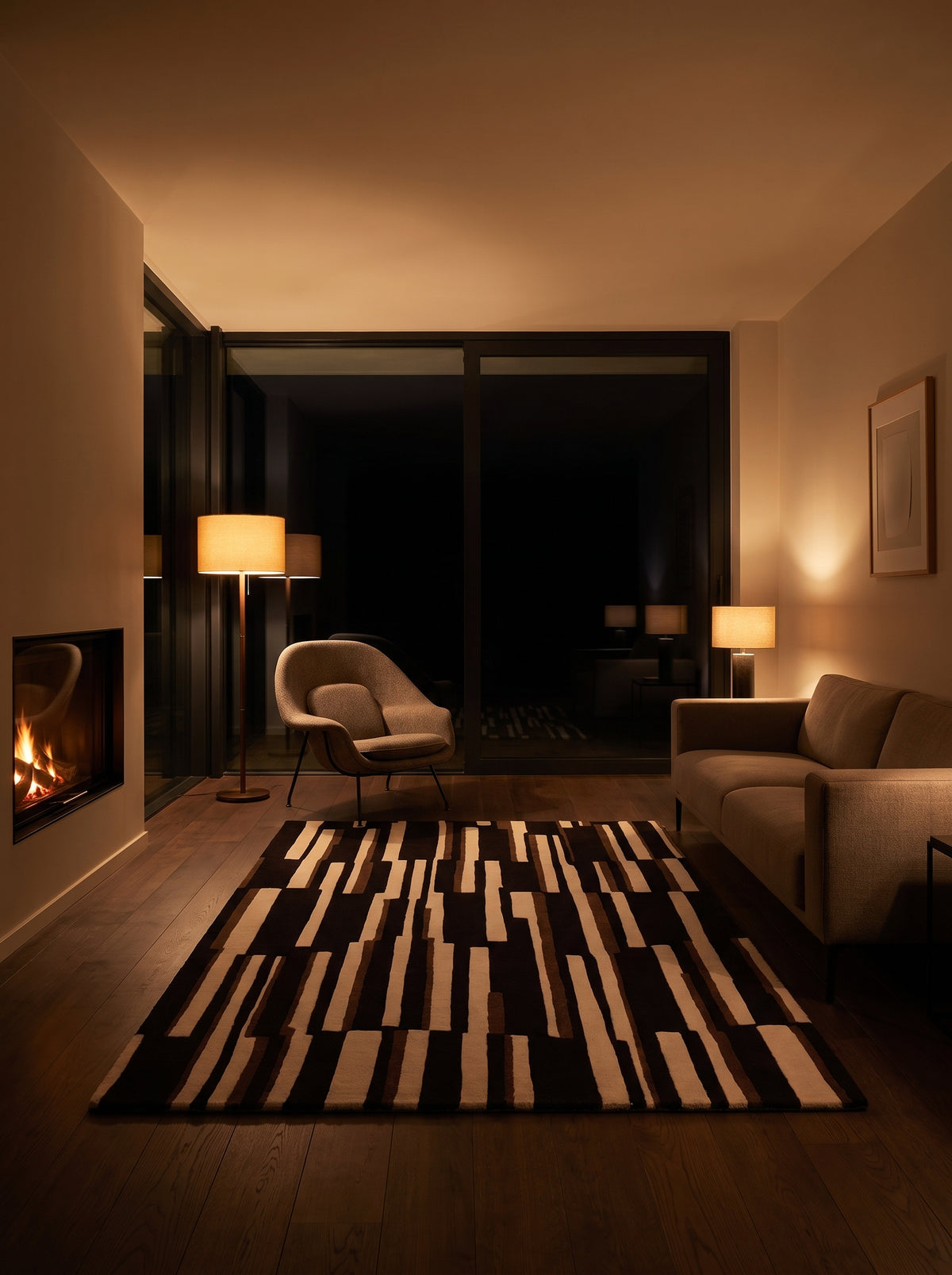 Des barres noires et ivoire composent le design d'un tapis en laine fait main, dans un salon de nuit