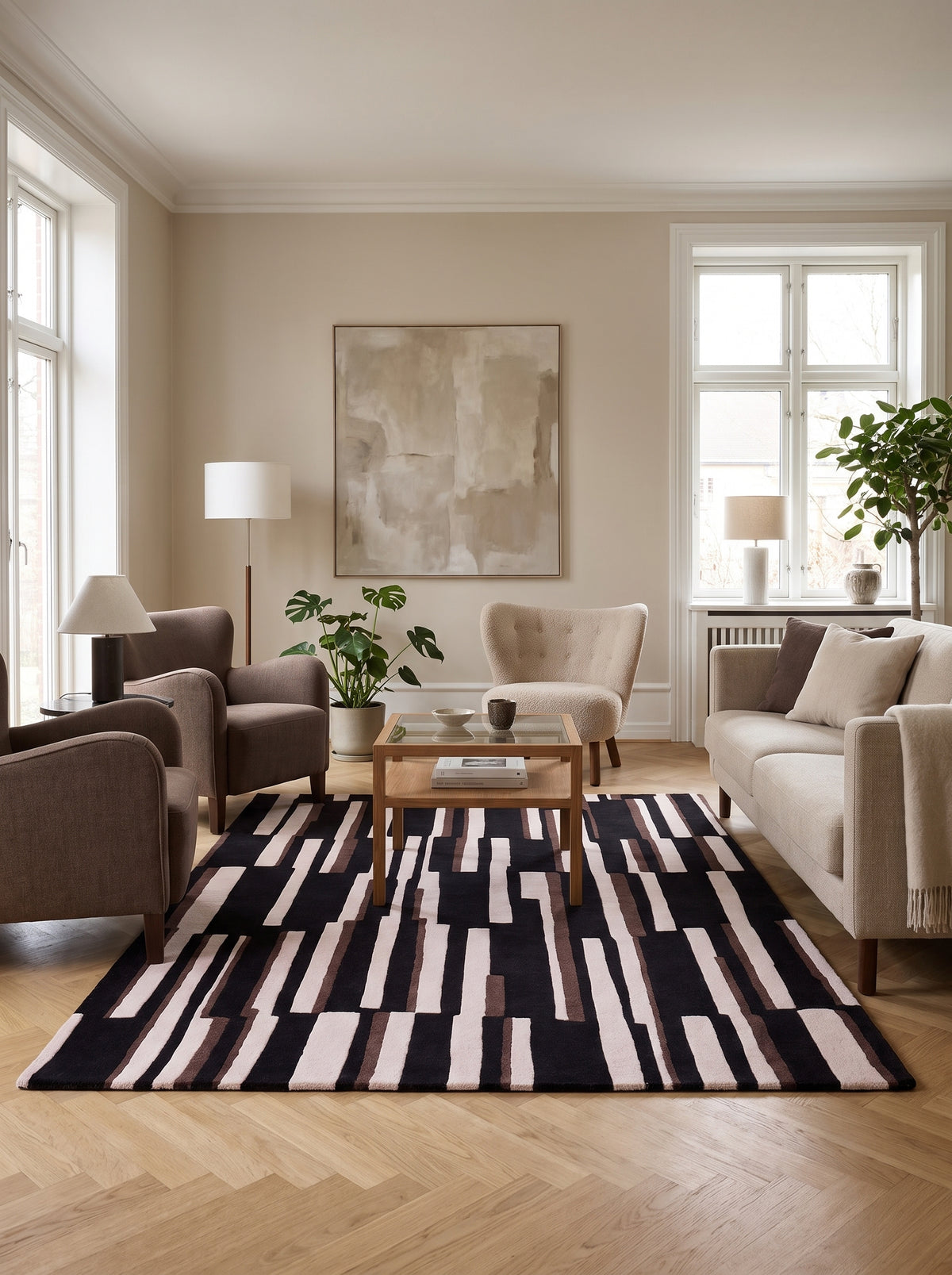 Le motif de barres noires, ivoire et brunes d'un tapis fait main habille un salon contemporain
