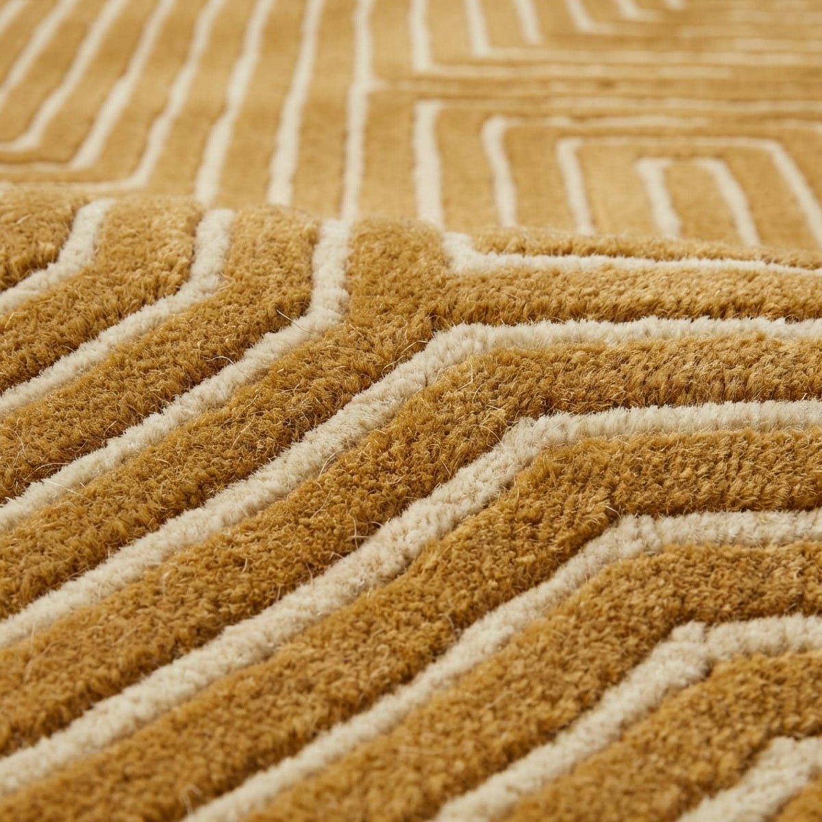 Laine ocre et ivoire d'un tapis tufté, révélant le relief marqué et la texture épaisse du motif labyrinthique