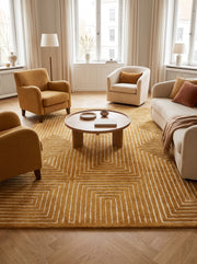 En laine ocre tuftée, un tapis rectangulaire affiche un motif labyrinthique ivoire en relief dans un salon lumineux
