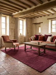 Wollteppich Bordeauxrot - Filato mitten im Wohnzimmer eines renovierten Bauernhauses, auf alten Terrakottafliesen