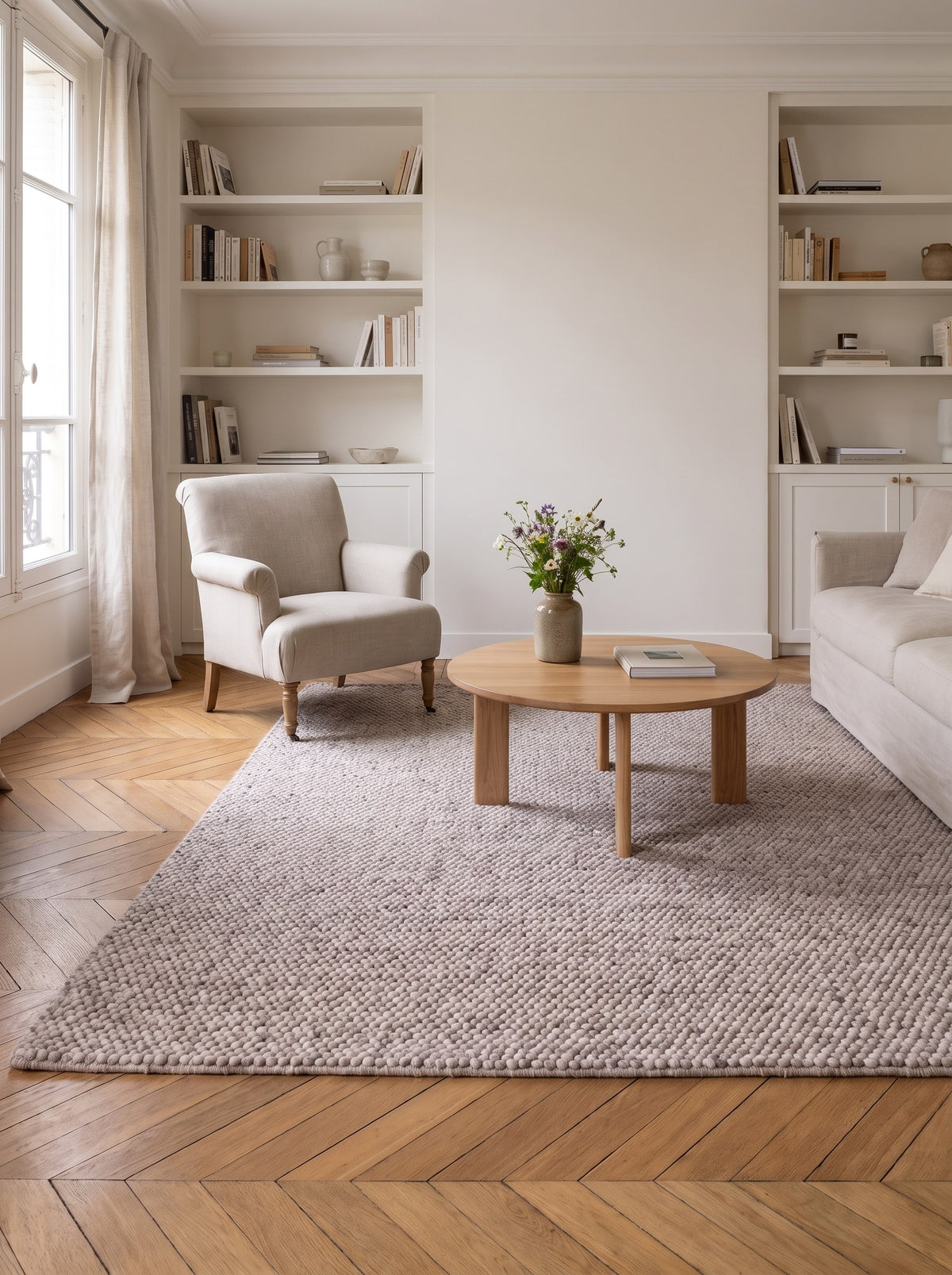 Wollteppich Taupe-Greige - Ciottolo mitten im Wohnzimmer einer renovierten Altbauwohnung, auf altem Eichenparkett