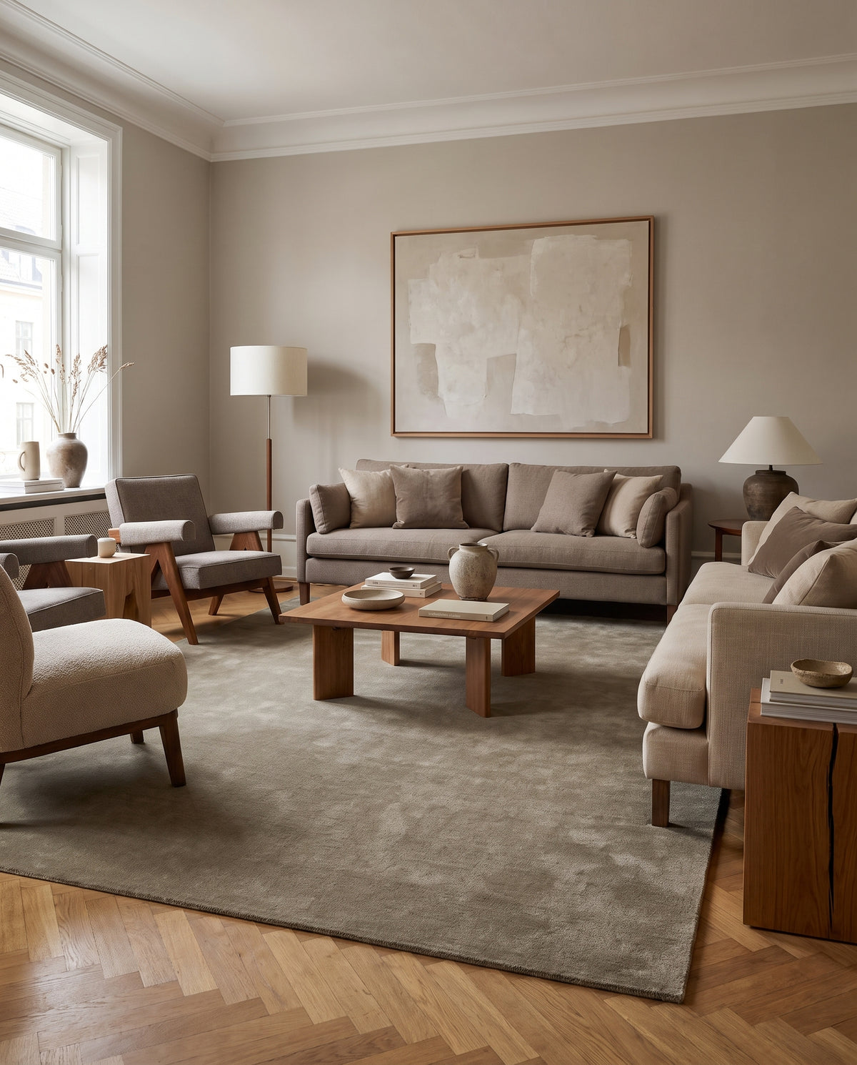 Taupe en laine, ce grand tapis rectangulaire fait main aux reflets subtils habille avec élégance un salon clair