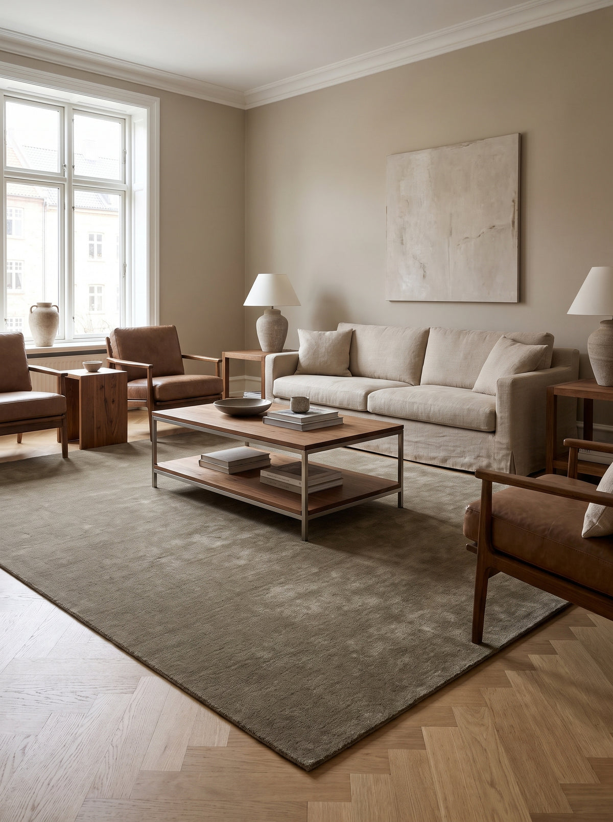 La surface nuancée d'un tapis rectangulaire en laine taupe fait main apporte une touche de douceur au salon
