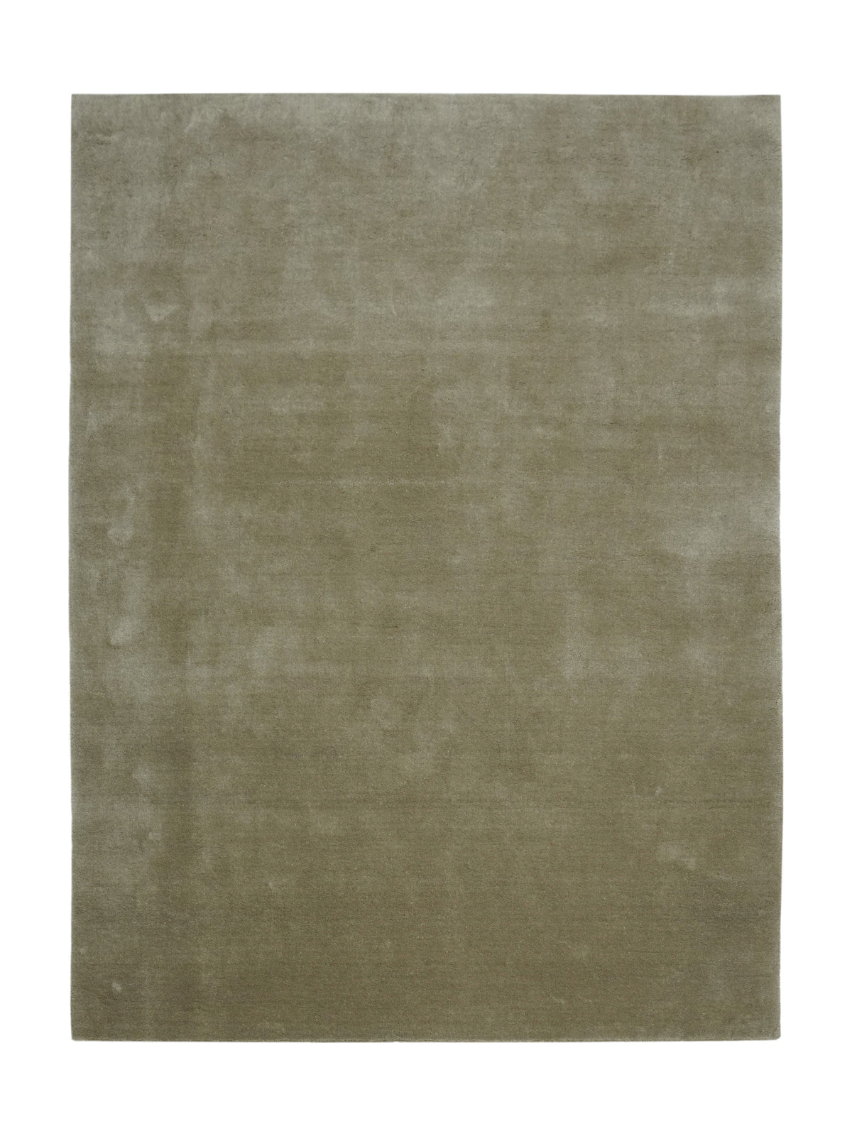 Un tapis rectangulaire en laine taupe fait main présente sa surface nuancée, isolé sur fond blanc
