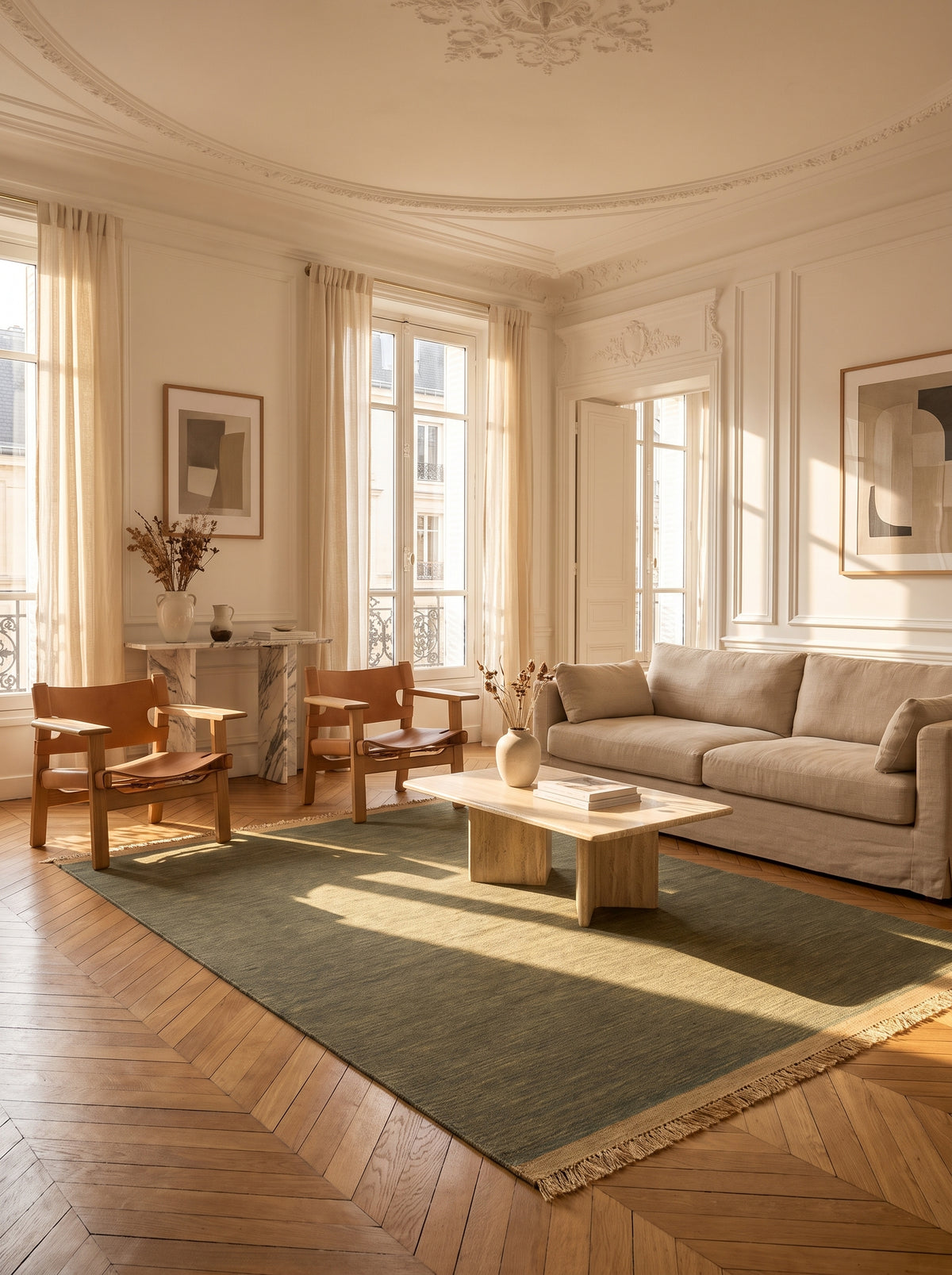 Fait main en laine vert olive, ce tapis offre un tissage subtilement strié, un bord beige et des franges, dans un salon