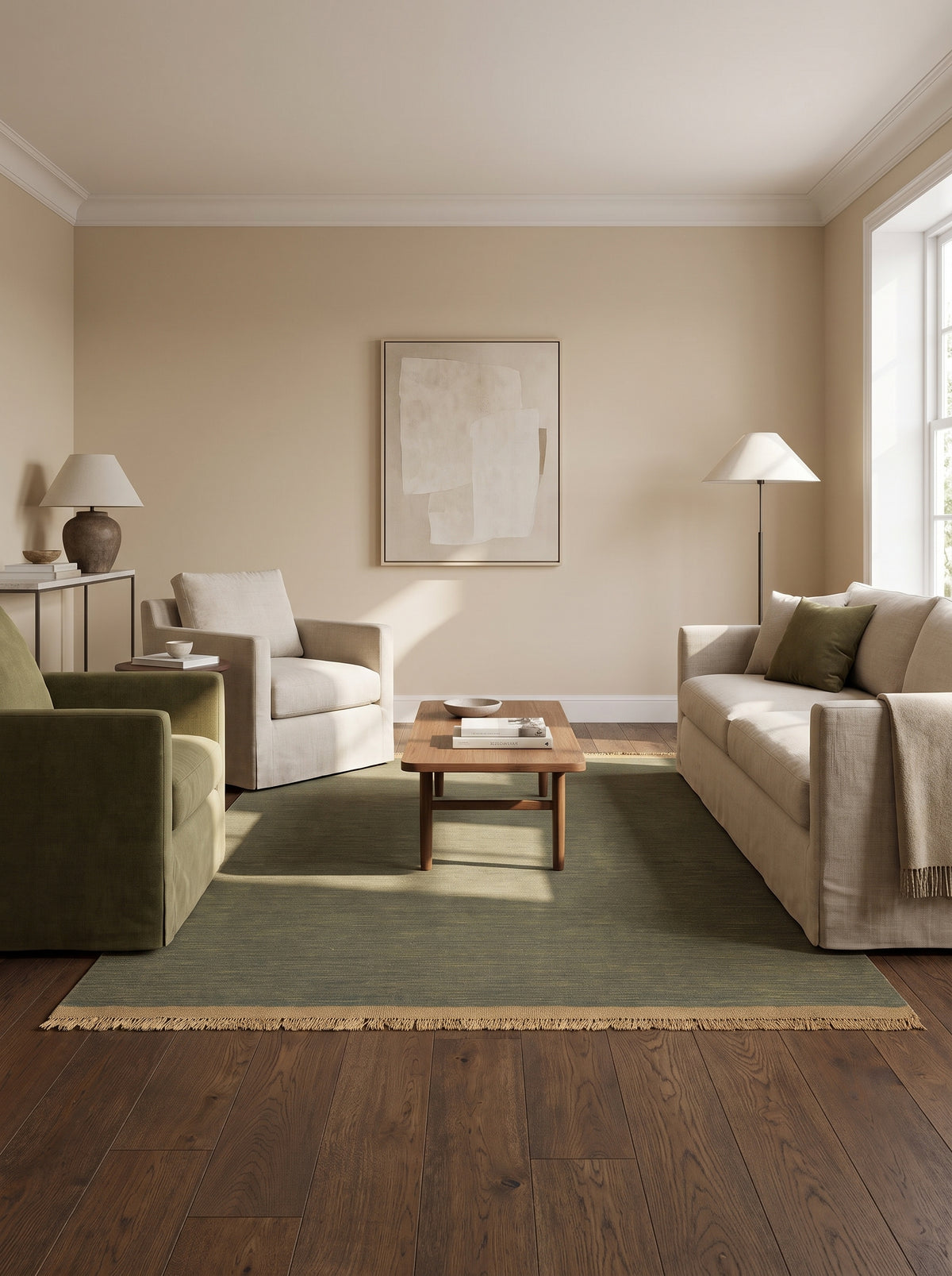 Son tissage main strié donne à ce tapis rectangulaire vert olive en laine un bord beige et des franges, dans un salon