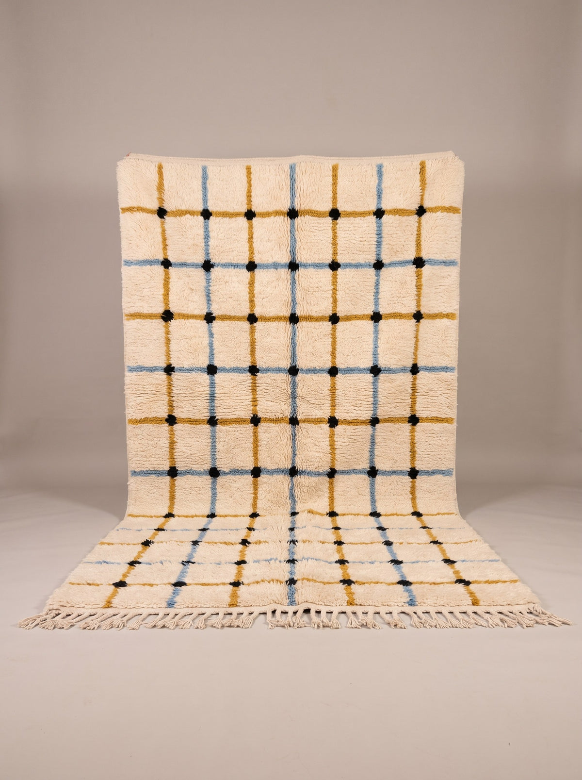 Tapis berbère à carreaux blanc et moutarde Tafrin suspendu, pièce unique nouée main au Maroc