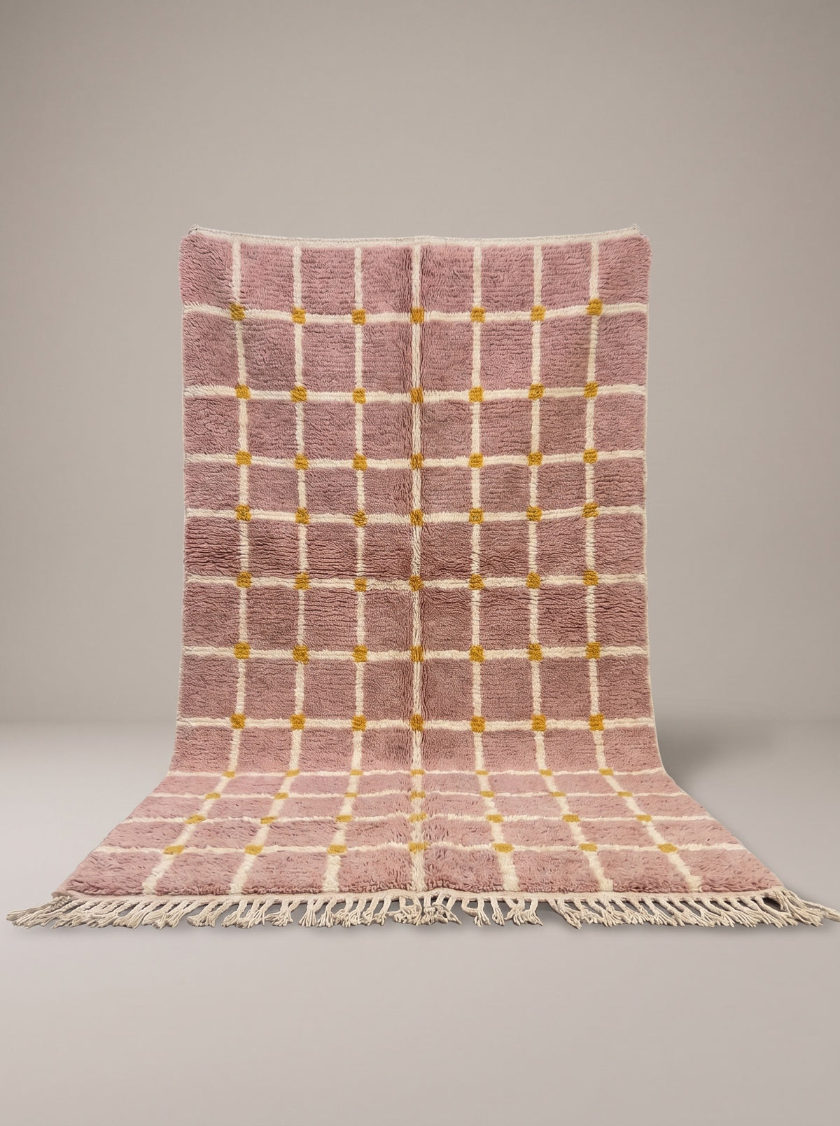 Tapis berbère à carreaux rose poudré Tizwira suspendu, pièce unique nouée main au Maroc