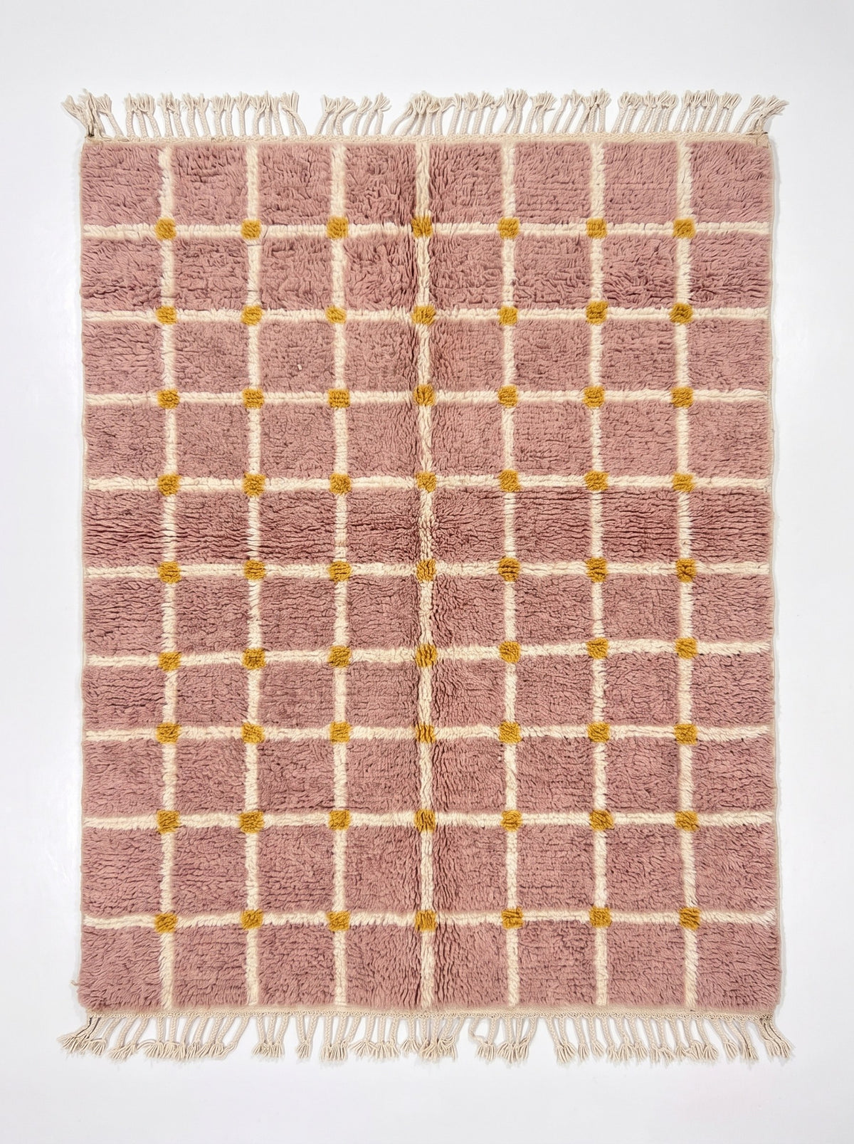 Tapis berbère à carreaux rose poudré Tizwira vu à plat, quadrillage régulier de fines lignes écrues, franges écrues nouées