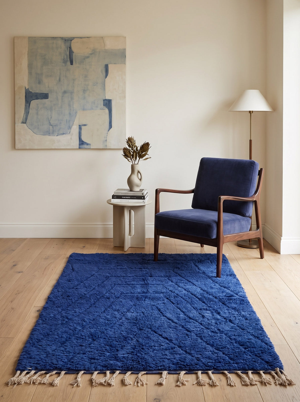 Tapis berbère à chevrons bleu Tirelwa dans un coin lecture, noué main au Maroc