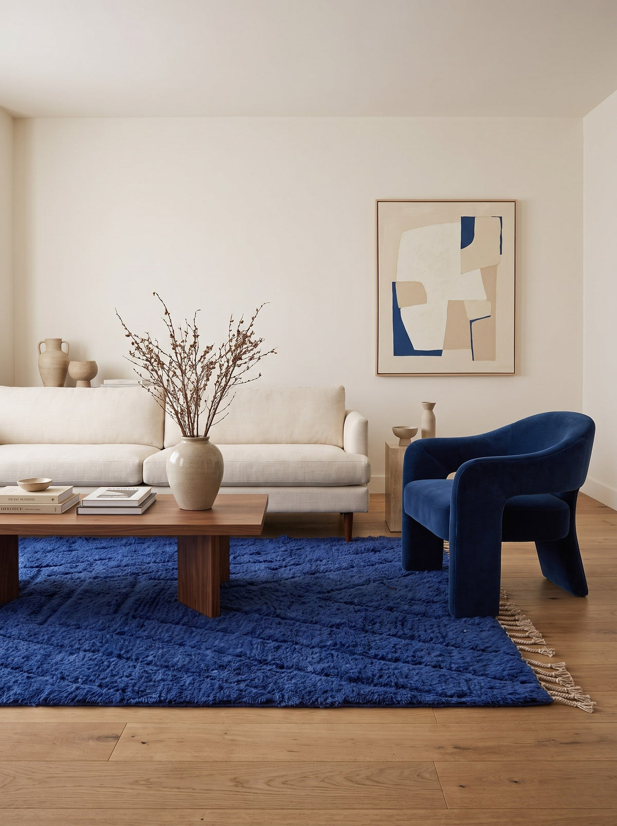 Tapis berbère à chevrons bleu Tirelwa dans un autre salon, noué main au Maroc