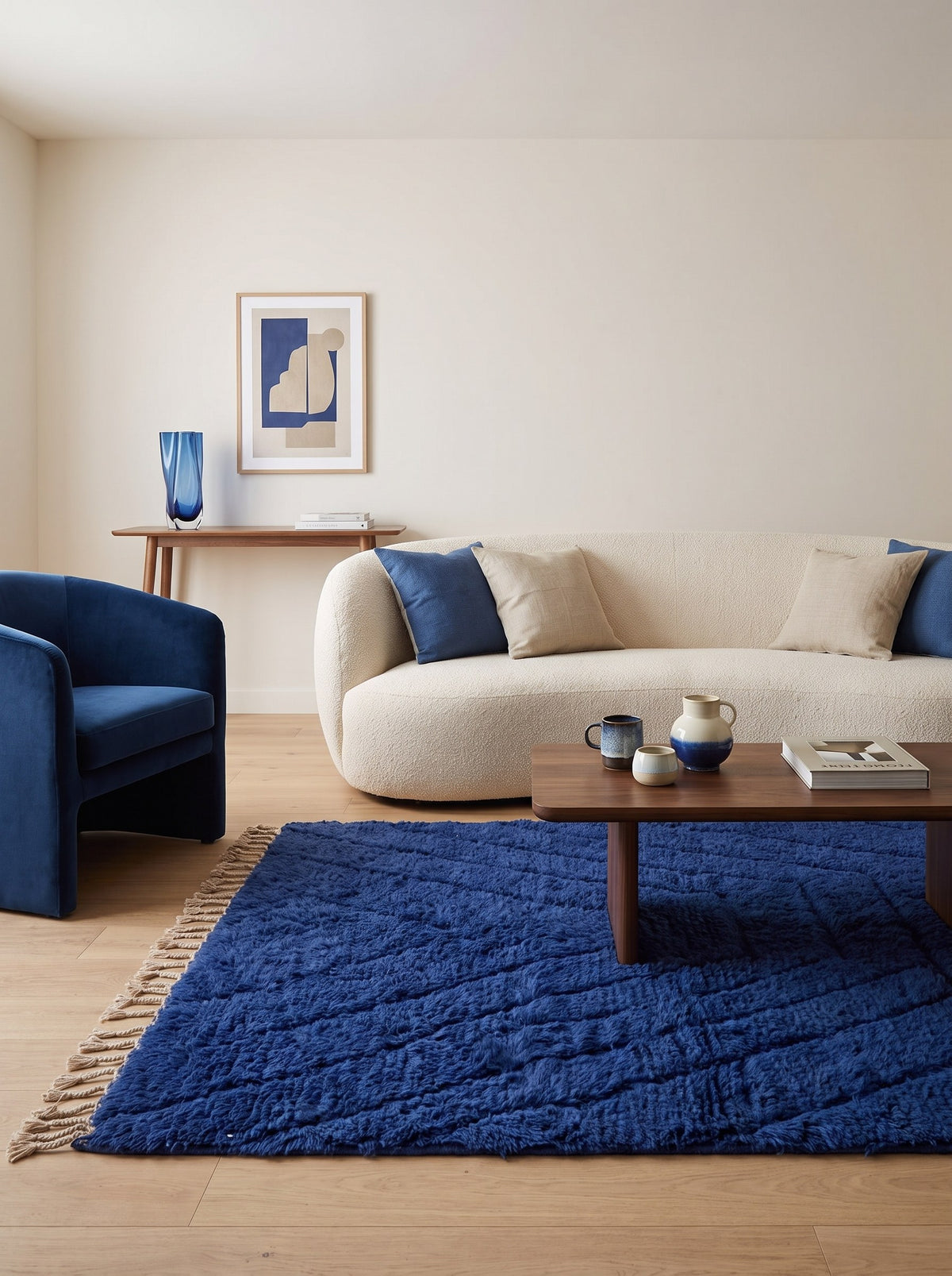 Tapis berbère à chevrons bleu Tirelwa dans un salon, noué main au Maroc