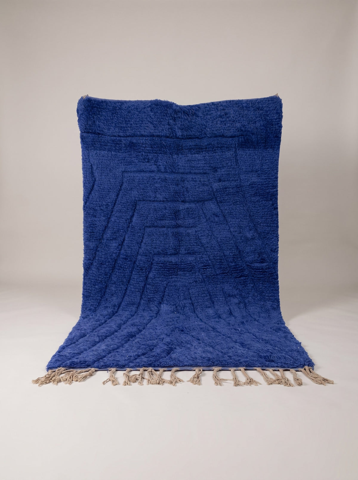 Tapis berbère à chevrons bleu Tirelwa suspendu, pièce unique nouée main au Maroc