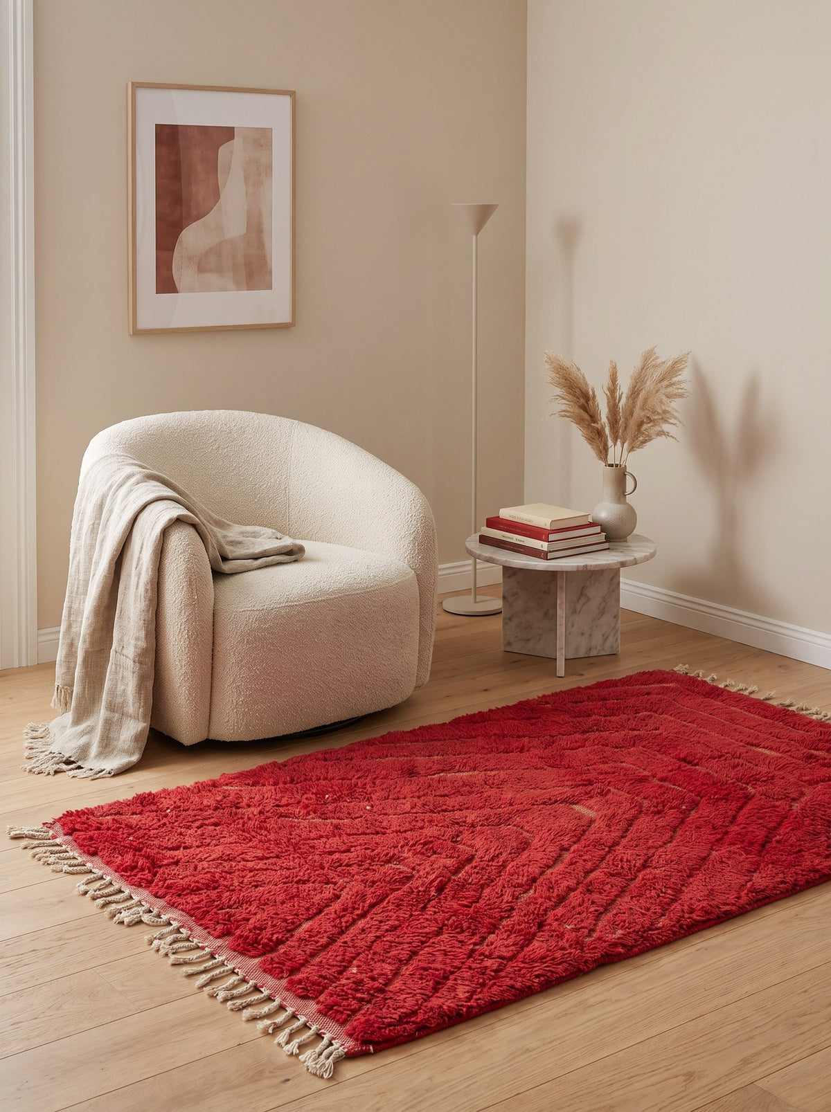 Tapis berbère à chevrons rouge Midrane dans un coin lecture, noué main au Maroc