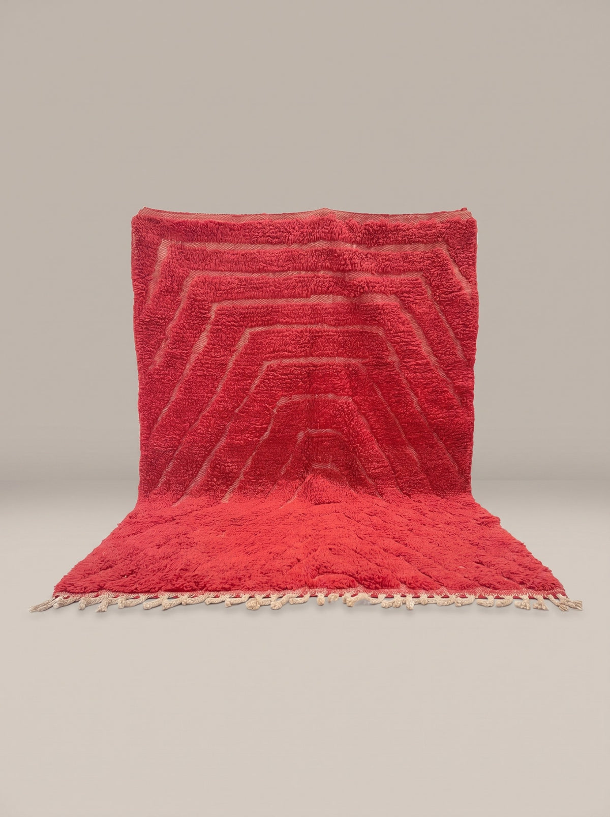 Tapis berbère à chevrons rouge Midrane suspendu, pièce unique nouée main au Maroc