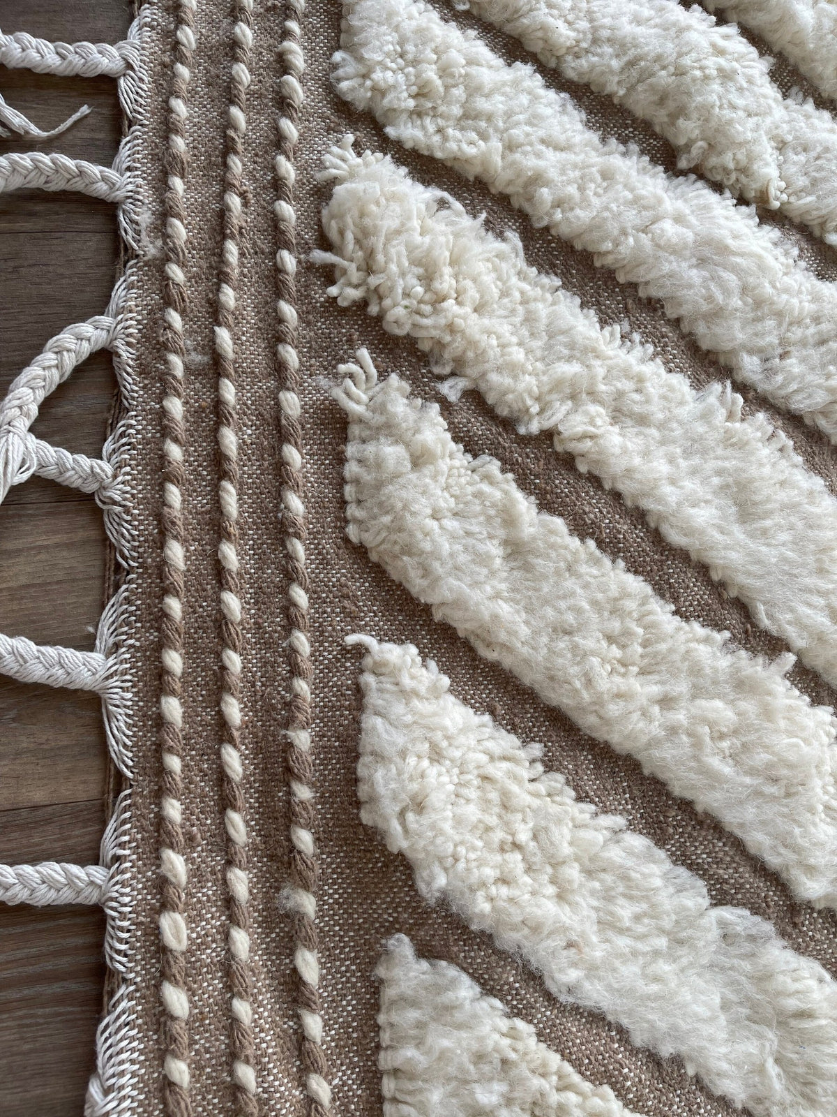 Gros plan sur les franges du tapis berbère Amtoudi, écrues en bas seulement, nouées à la main